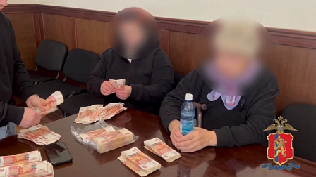 В Новосибирске благодаря помощи таксиста задержали помощников мошенников 