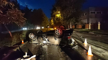 В Новосибирске 36-летний водитель погиб в перевернувшейся на крышу машине