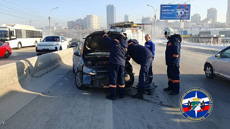 В Новосибирске автомобиль протаранил бетонный отбойник на Димитровском мосту