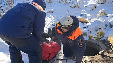 Под Новосибирском спасатели пришли на помощь упавшему в колодец мужчине