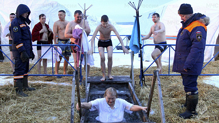 Более 18 тысяч новосибирцев окунулись в проруби с ледяной водой на Крещение-2023