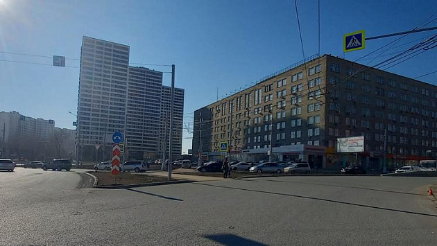 В Новосибирске неустановленный автомобилист сбил 26-летнюю девушку на пешеходном переходе