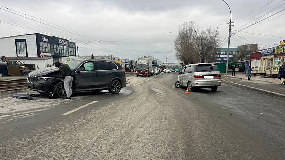 В Новосибирске трехмесячный пассажир попал в больницу после аварии двух машин