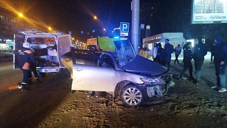 В Новосибирске 28-летнего водителя зажало в машине во время аварии