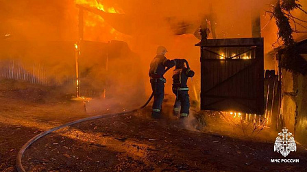 В Новосибирске загорелся дом с газовыми баллонами внутри на улице Уральской