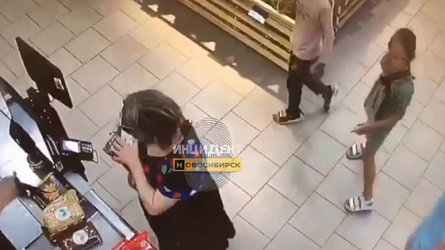 В Новосибирске пенсионерка сильно толкнула девятилетнюю девочку в магазине