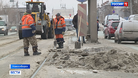 Дорожные службы работают круглосуточно на уборке снега в Новосибирске