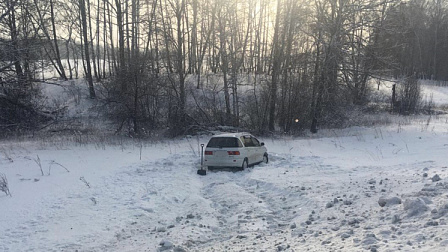 Под Новосибирском полицейские помогли улетевшей на машине в кювет женщине