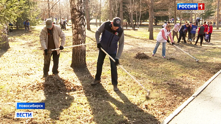 Губернатор Новосибирской области и депутаты вышли на субботник в городе