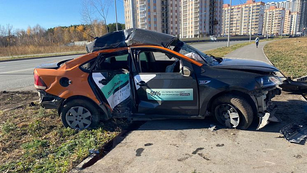 Двое мужчин пострадали после наезда каршерингового автомобиля на фонарный столб в Новосибирске