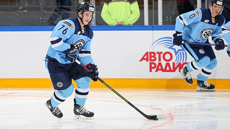 Звезды новосибирского хоккея выйдут на лед в честь юбилея «Золотой шайбы»
