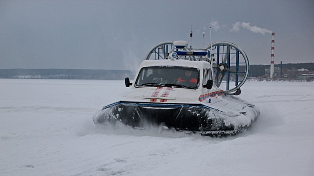 Новосибирские спасатели помогли застрявшему во льду мужчине