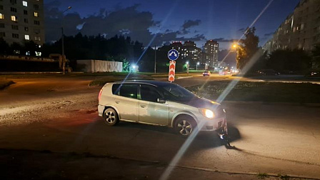 В Новосибирске автомобиль сбил двух 14-летних подростков на электросамокате