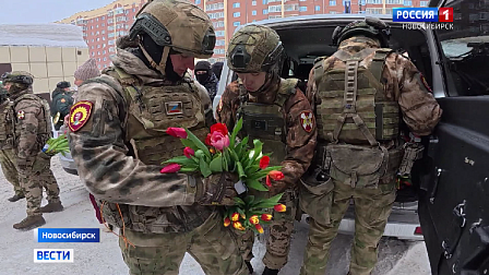 Курсанты Новосибирского военного института Росгвардии поздравили женщин с 8 Марта